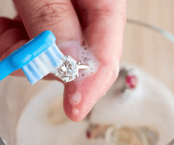 Hoe u uw sieraden schoonmaakt: een complete gids voor alle materialen Hoe u uw sieraden schoonmaakt: een complete gids voor alle materialen