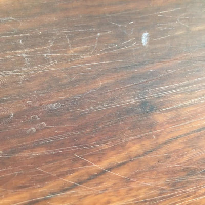 Kras op epoxy tafel repareren